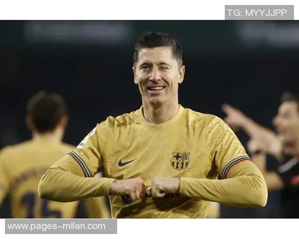 波兰记者透露莱万眼眶受伤将佩戴特制面具重返西甲赛场 波兰记者透露莱万眼眶受伤将佩戴特制面具重返西甲赛场